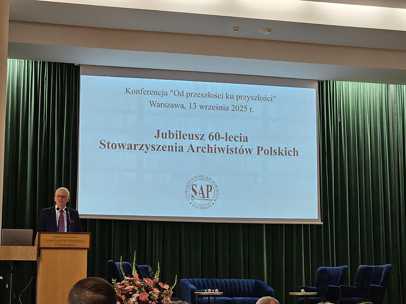 Prezes SAP Andrzej Jabłoński otwiera konferencję Od przeszłości ku przyszłości 13.09.2025