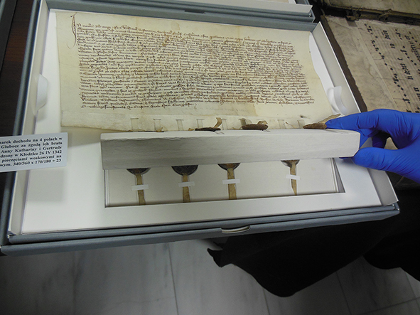 Dwupoziomowe zabezpieczenie pieczęci na paskach pergaminowych przy dokumencie z 1342 r.
